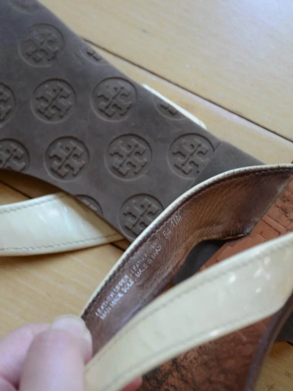 Tory Burch Thora Beige Leather Gold Logo Thong Flat Sandals Size 11M